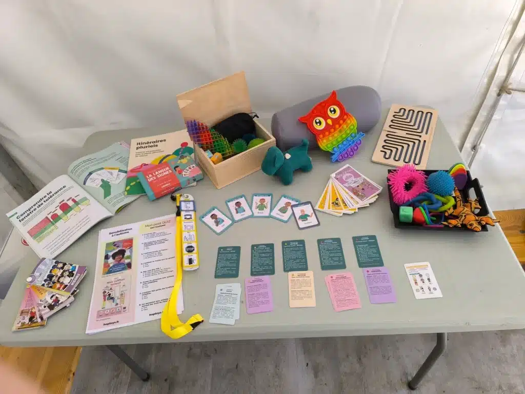 Table d'accueil inclusif : outils de médiation, fidgets, livrets et cartes de sensibilisation au handicap
