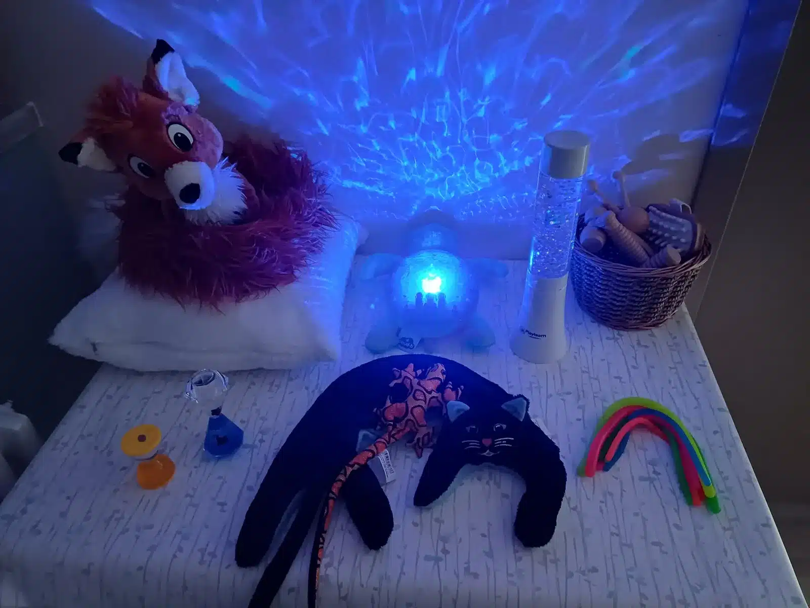 Coin d'autorégulation avec peluche renard, veilleuse, sablier et objets sensoriels