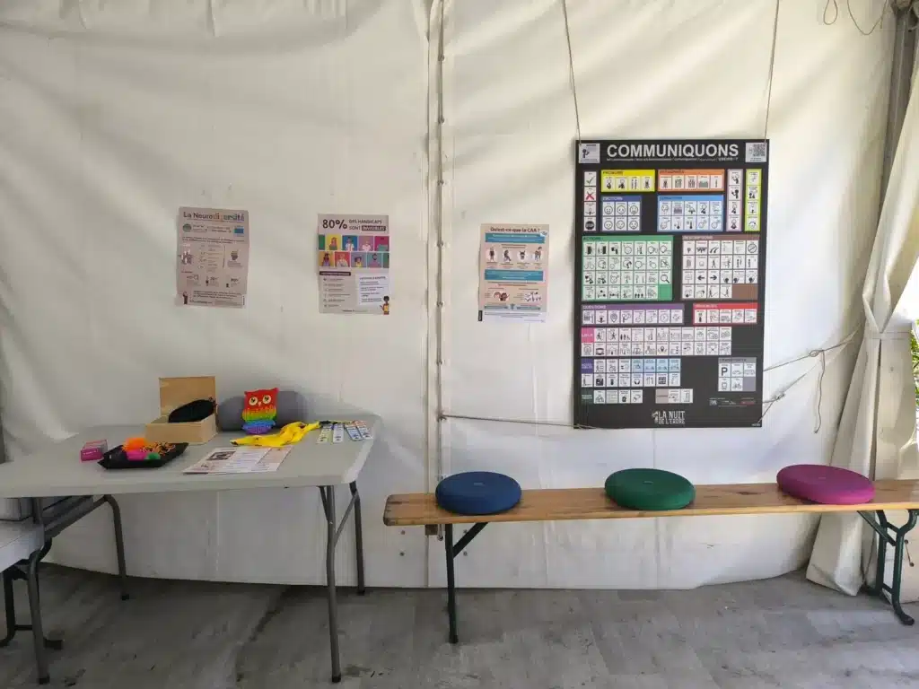 Tableau de communication en pictogrammes et affiches de sensibilisation sur un stand de festival