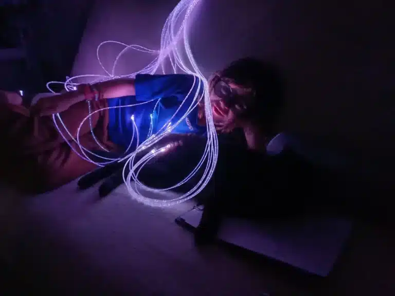 Fibres lumineuses sensorielles tenues par un enfant