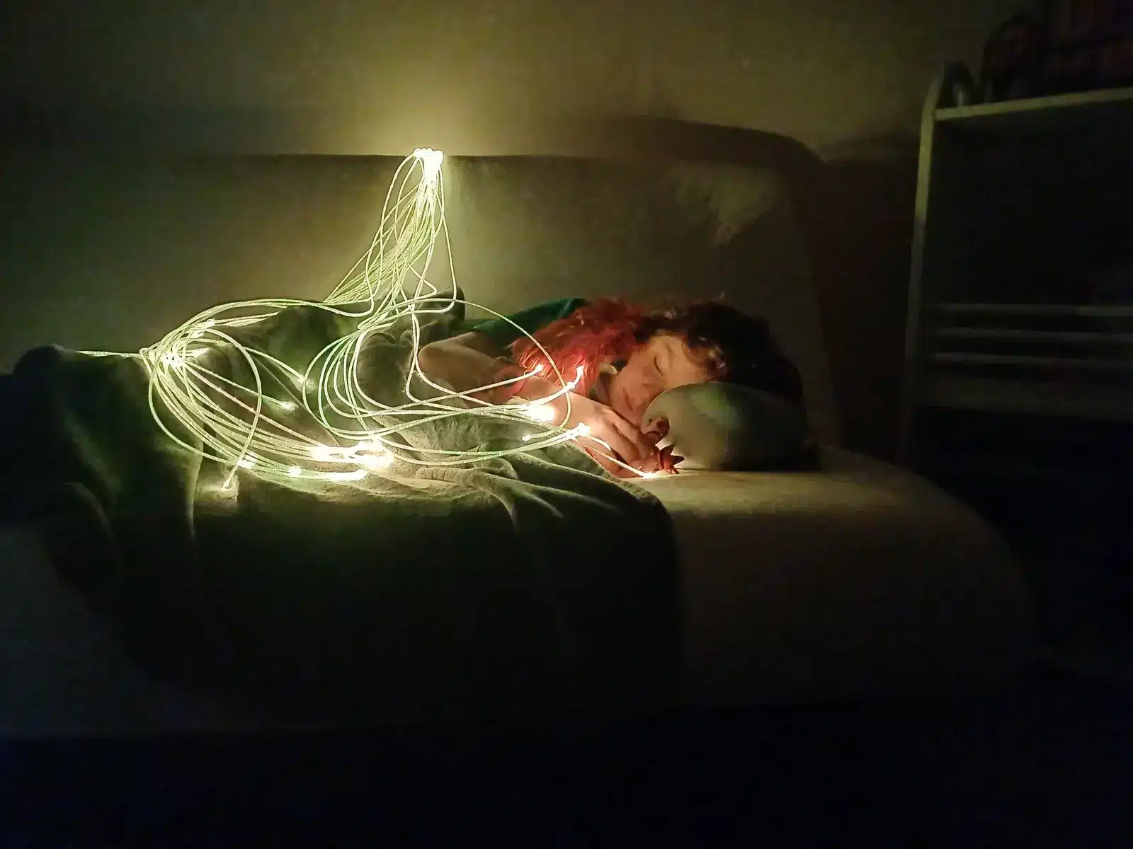 Enfant allongé qui se détend sous des fibres lumineuses douces